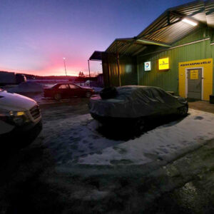 Kuvassa autokorjaamo Autonomi Elimäki ulkoapäin ilta-auringon laskiessa. 